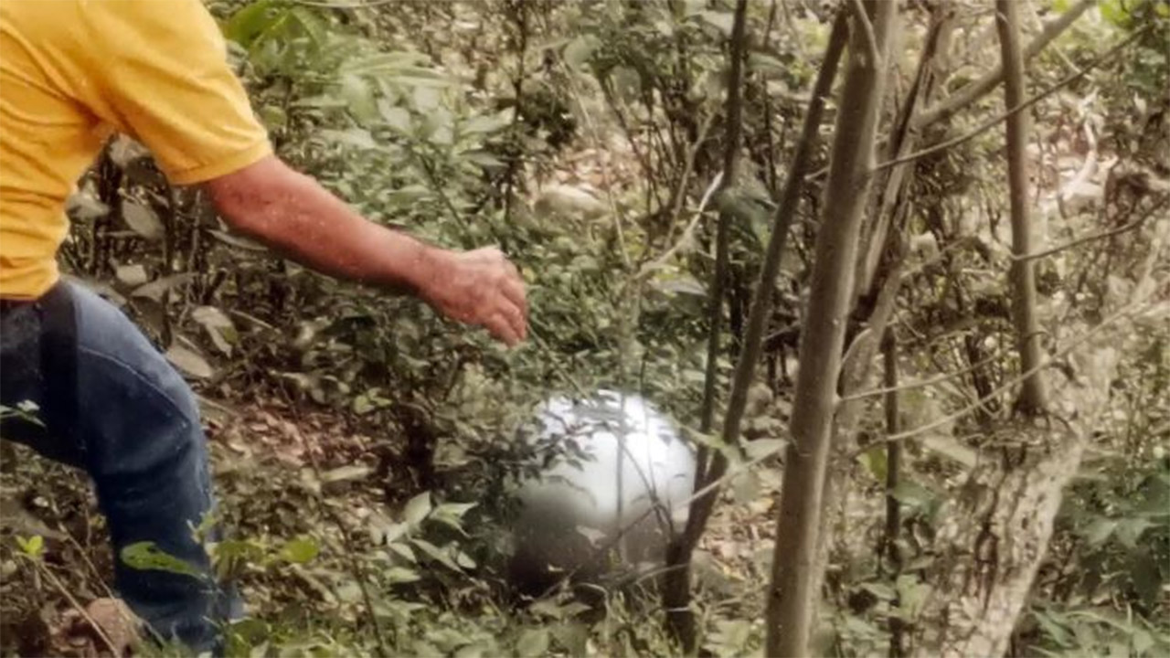 Fibre ottiche all’interno della sfera di Buga