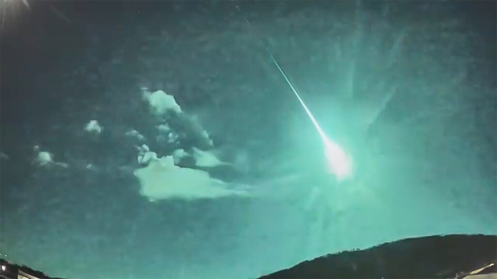 Meteora illumina i cieli di Spagna e Portogallo, precipitando nell’Oceano Atlantico