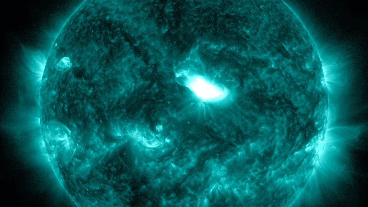 Notizia: brillamento solare X1.8, seguito da potente CME