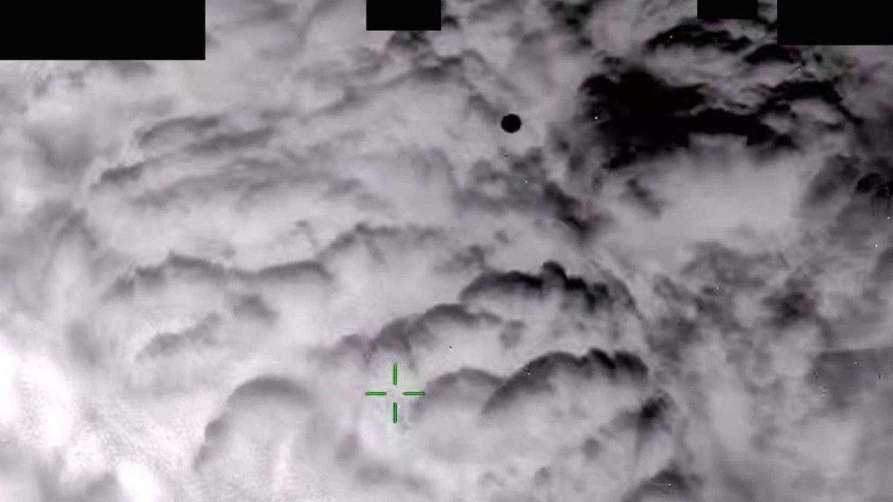 UFO Release 02: oggetto molto grande entra ed esce dalle nuvole