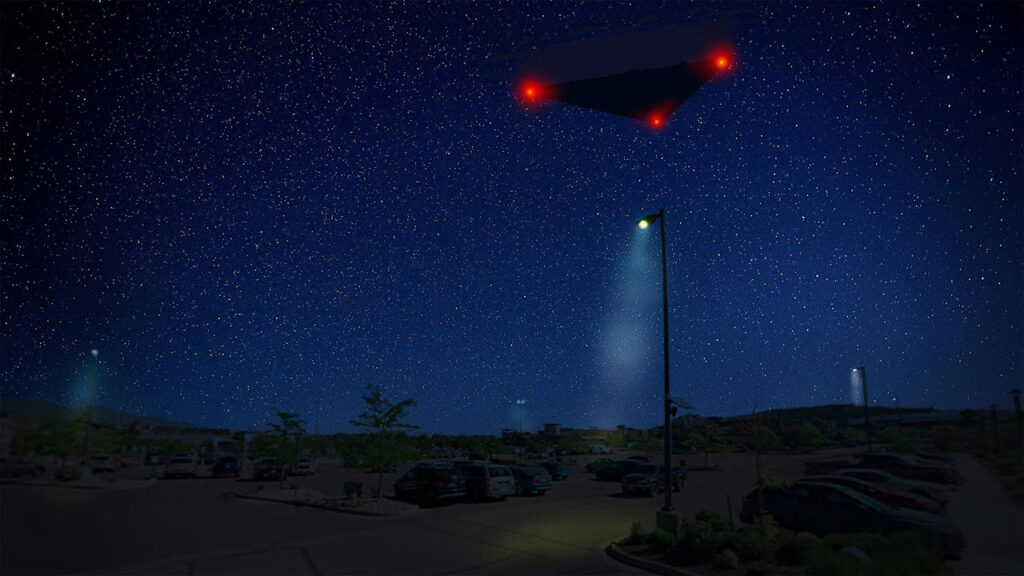 Enorme UFO triangolare esce da una nube e accelera all’istante