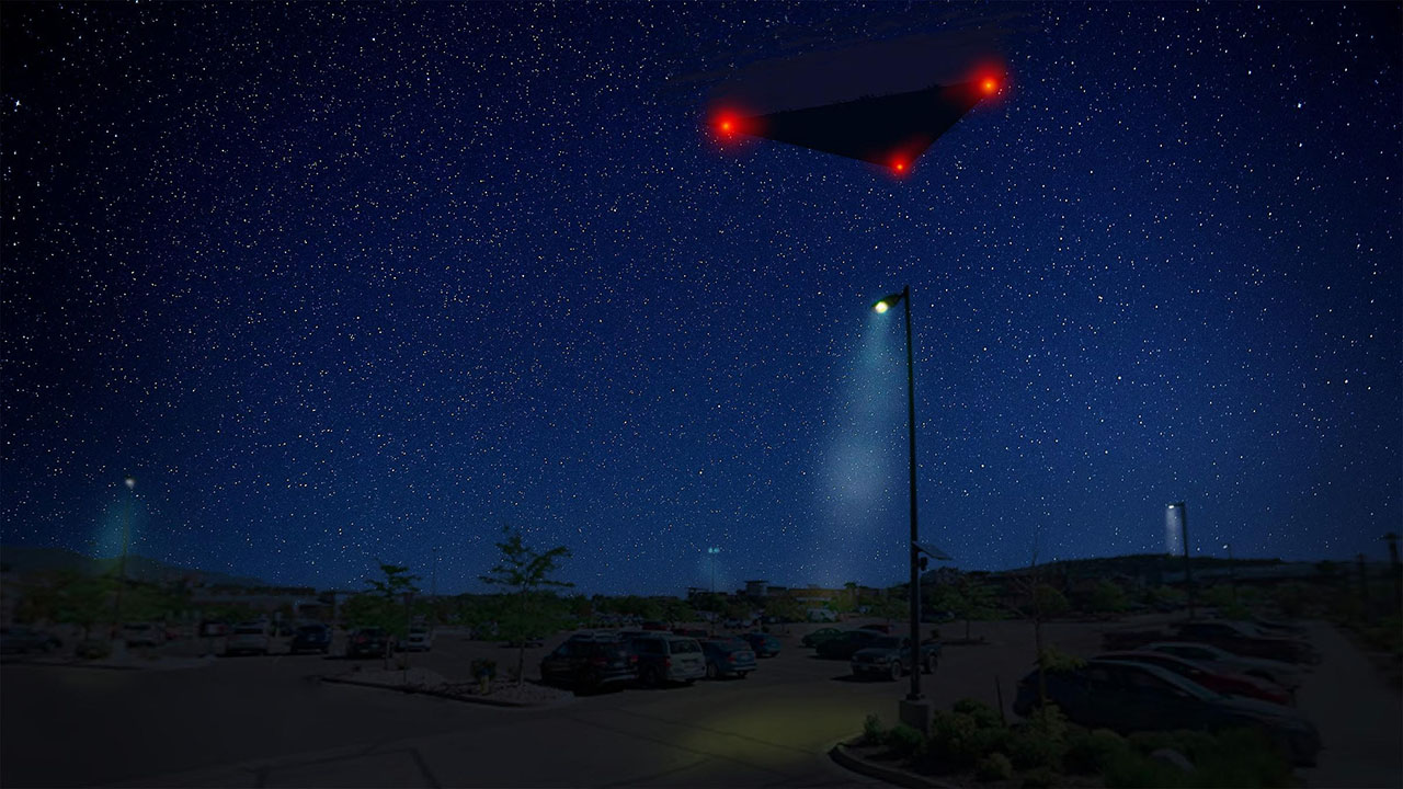 Enorme UFO triangolare esce da una nube e accelera all’istante