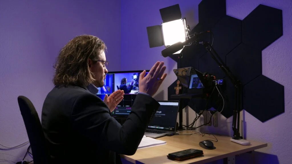 Marco Marsili durante un intervento radiotelevisivo di divulgazione (01)